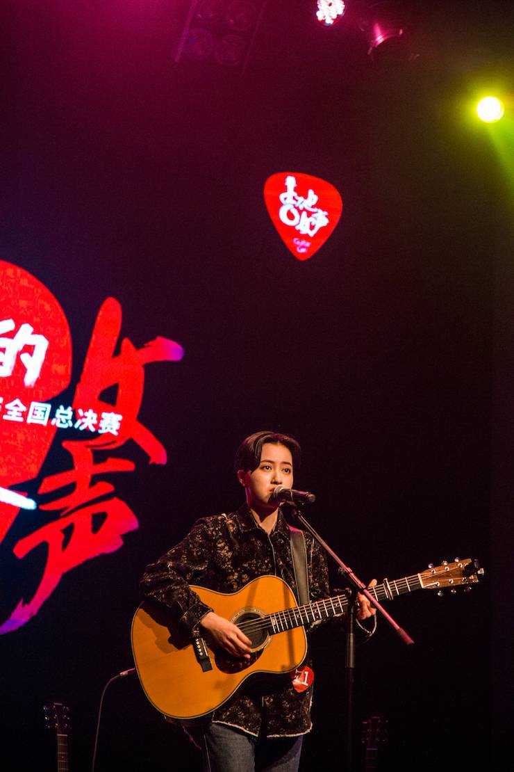 第四届“菲彩国际吉他女声弹唱大赛”总冠军出炉<br />温格夺冠，董冬冬担任评委
