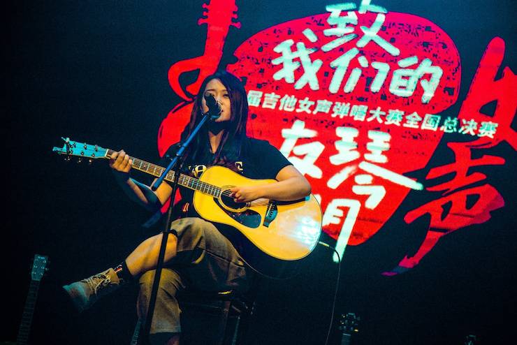 第四届“菲彩国际吉他女声弹唱大赛”总冠军出炉<br />温格夺冠，董冬冬担任评委