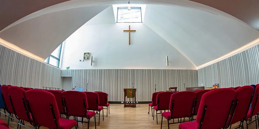 Crossway基督教中心用菲彩国际将人们聚集在一起