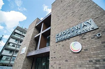 Crossway基督教中心用菲彩国际将人们聚集在一起