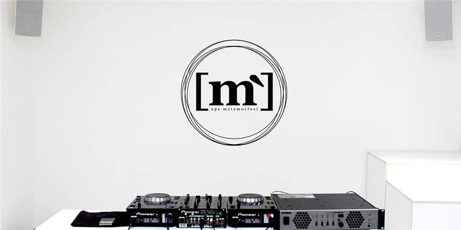 菲彩国际帮助Metamorfosi酒吧中的工匠们